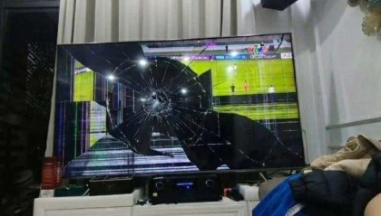 星空体育-被中国队完胜！越南球迷输球怒砸电视机 画面感人